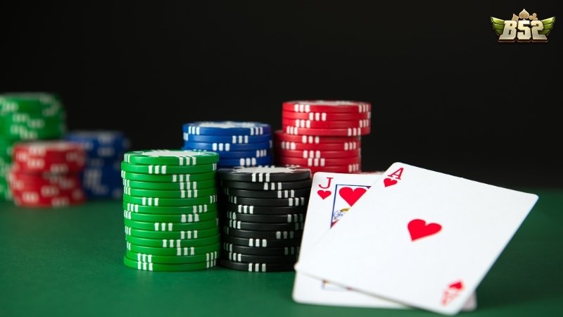 Tuỳ vào điểm số mà người chơi sẽ quyết định rút bài hay không